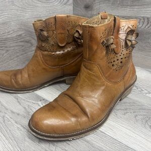 Vera Gomma distressed western leather boho ankle boots women’s 9 - 9.5